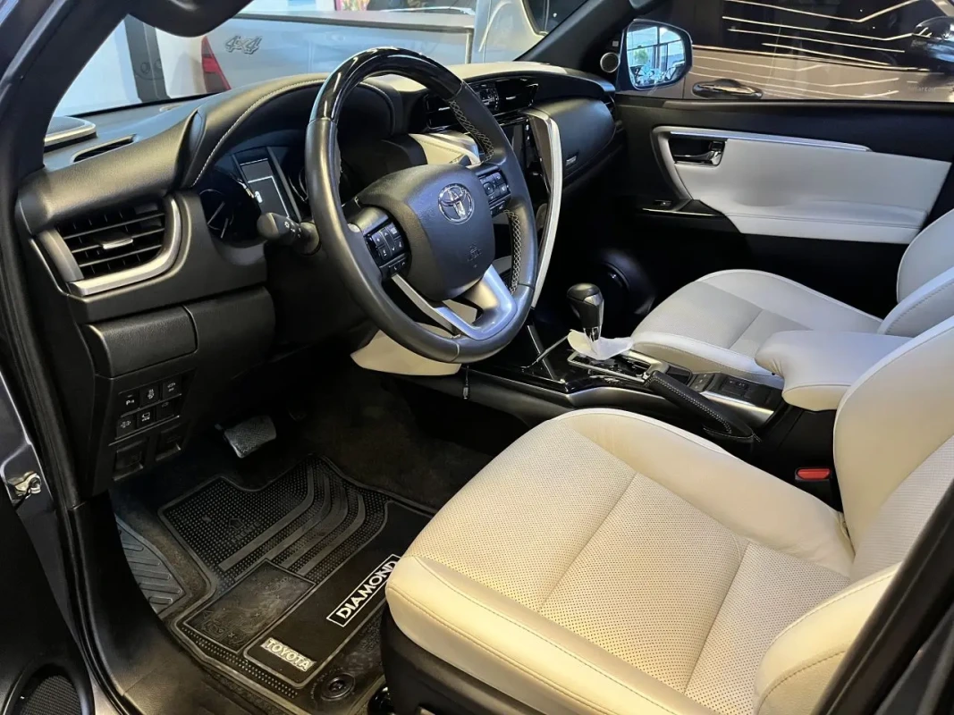 TOYOTA Hilux SW4